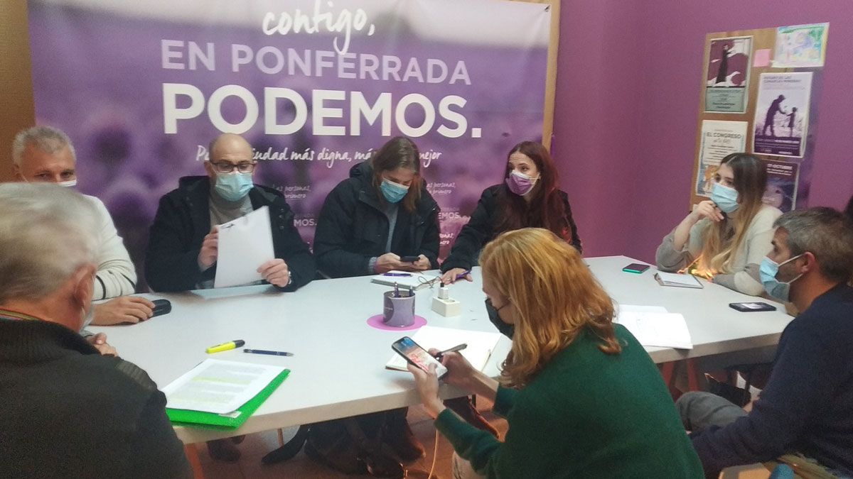 Cacerolada de Podemos en la Plaza de Julio Lazúrtegui. | MAR IGLESIAS
