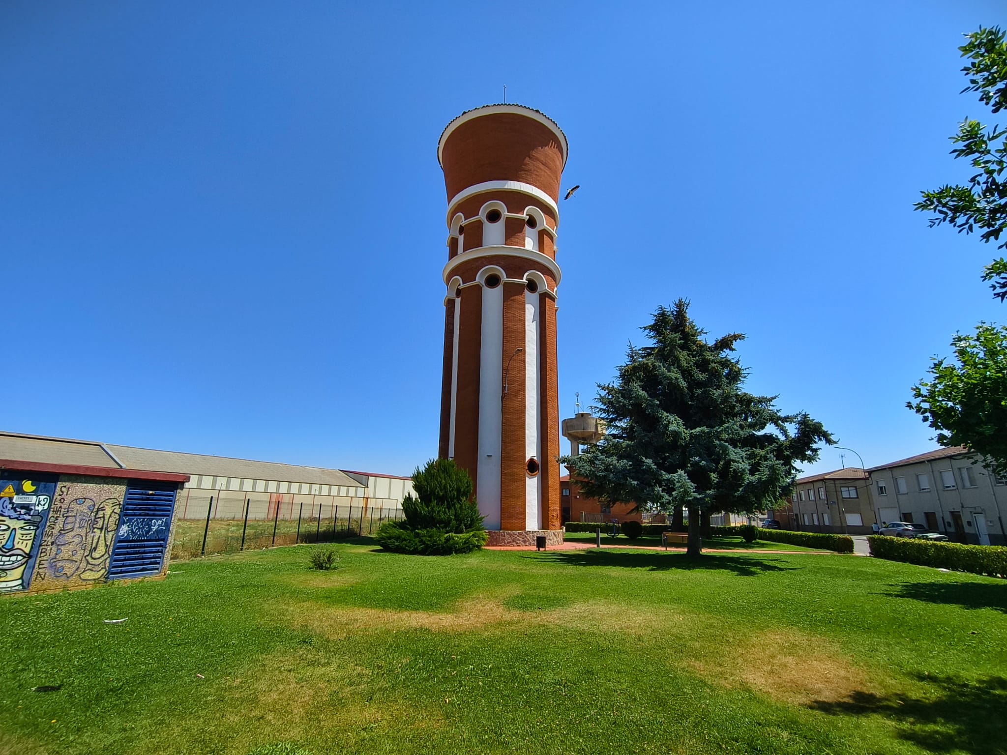 Depósito de agua de Santa María del Páramo. | ALEJANDRO RODRÍGUEZ