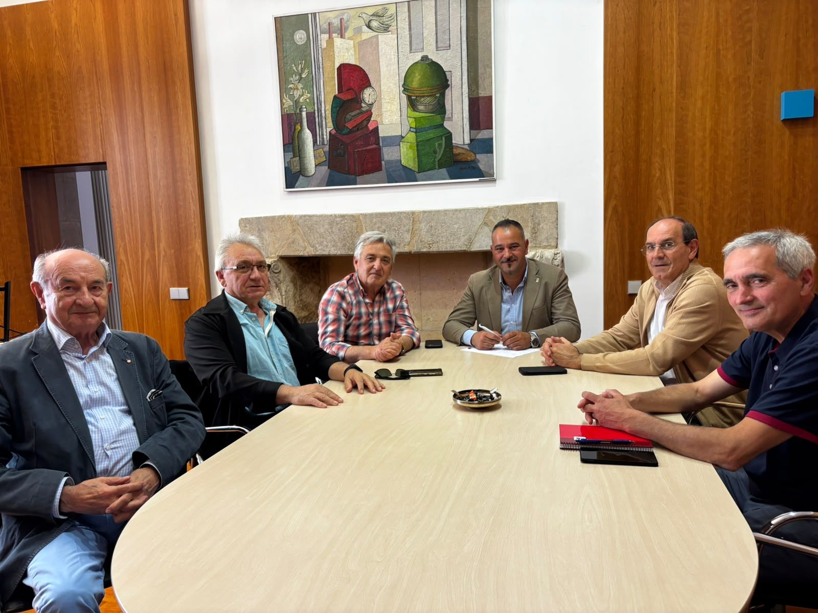 Un instante de la reunión mantenida ayer con Emilio Martínez. L.N.C. Un instante de la reunión mantenida ayer con Emilio Martínez. L.N.C.