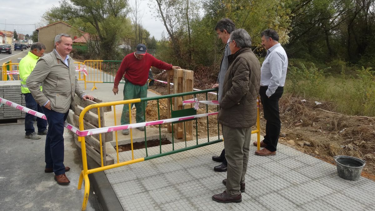 El presidente de la Diputación y el diputado Ángel Calvo visitaron las obras con el alcalde, David Fernández. | L.N.C.
