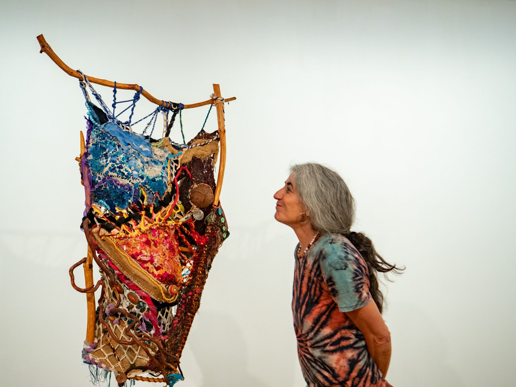 Virginia del Arco y una de sus esculturas expuestas en el Centro Leonés de Arte. | VICENTE GARCÍA Virginia del Arco y una de sus esculturas expuestas en el Centro Leonés de Arte. | VICENTE GARCÍA