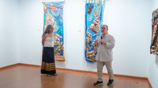 Luis García comenta la obra en la inauguración de la exposición Luis García comenta la obra en la inauguración de la exposición