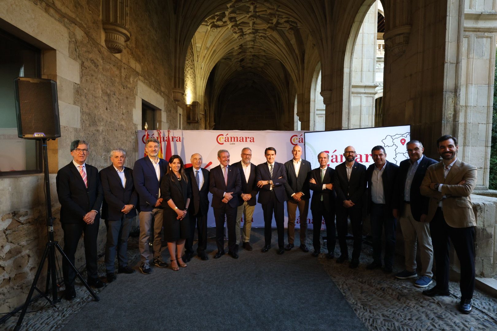 Autoridades y representantes del tejido empresarial arroparon el acto de la Cámara de Comercio de León. | FERNANDO OTERO
