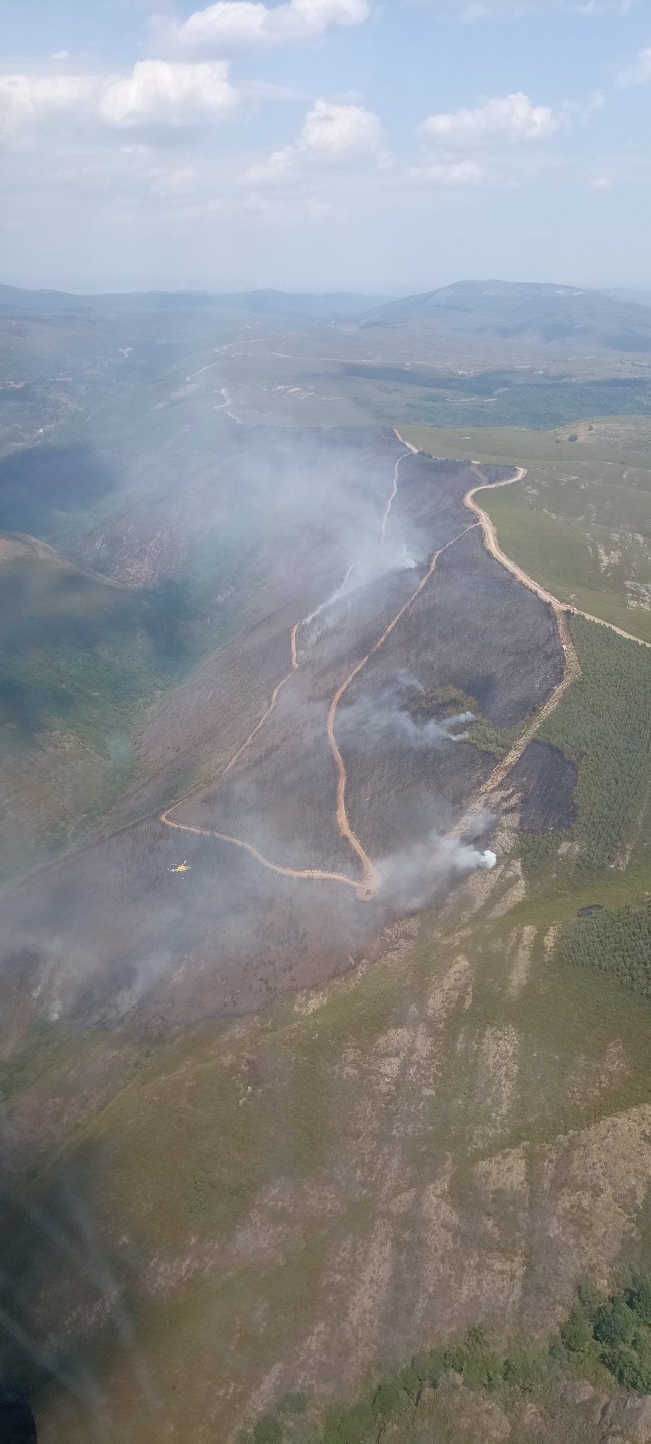 Incendio en Espina de Tremor, en Igüeña. | @AT_Brif
