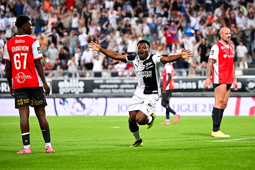 Josué Chibozo celebrando un gol con el Amiens, llega ahora a la Ponferradina. AMIENS