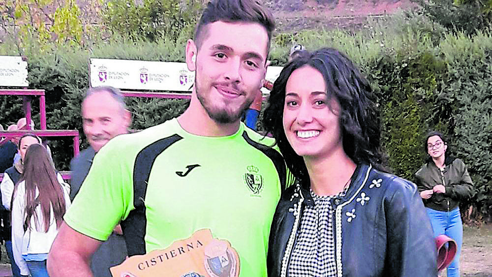 Una estampa habitual para Pedro, recibiendo un premio, pero que tiene mejor sabor en tu pueblo, de los tuyos. F.F.