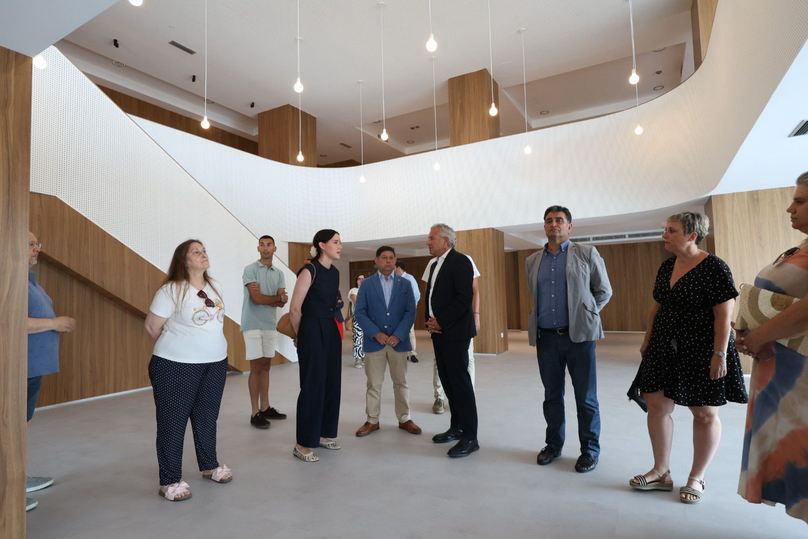 Uno de los instantes de la visita en la primera planta. | FERNANDO OTERO Uno de los instantes de la visita en la primera planta. | FERNANDO OTERO