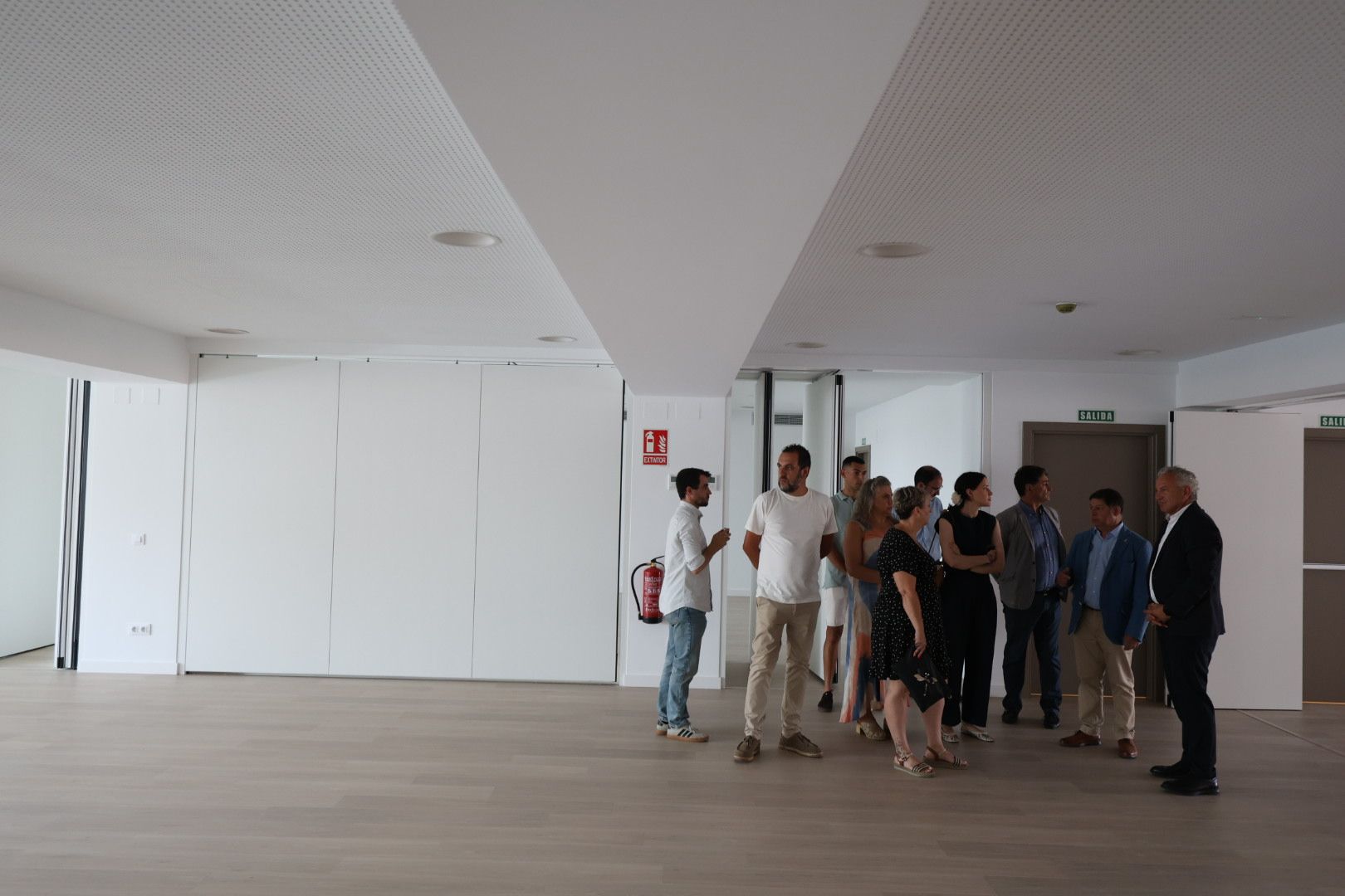 Visita a otra de las salas de la Casa de Cultura. | FERNANDO OTERO Visita a otra de las salas de la Casa de Cultura. | FERNANDO OTERO
