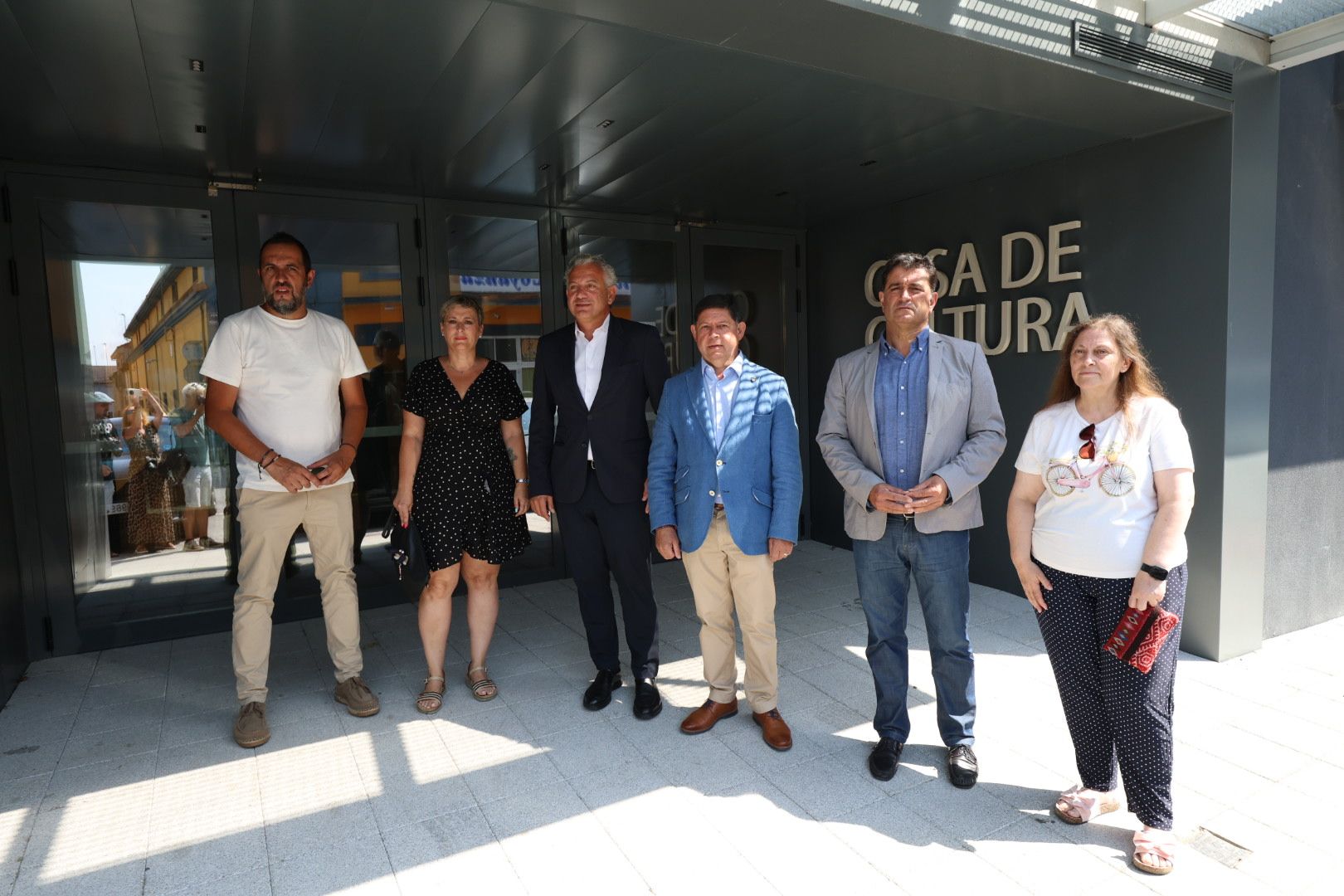 José Jiménez y Nicanor Sen, en el centro, durante la visita a la Casa de Cultura. |FERNANDO OTERO