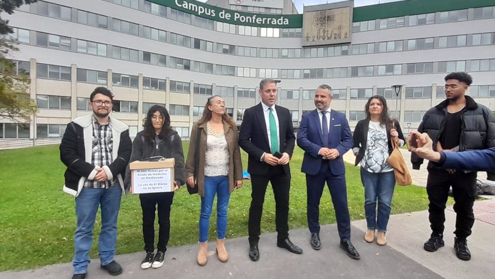 Momento en que CB presentó más de 5.000 solicitudes para que Medicina llegue al Bierzo. | M.I.
