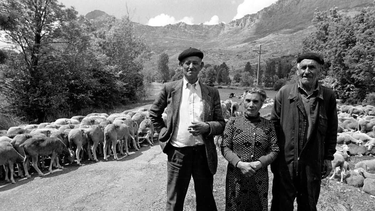 Unos pastores en la montaña leonesa, en el año 1990. | Mauricio Peña
