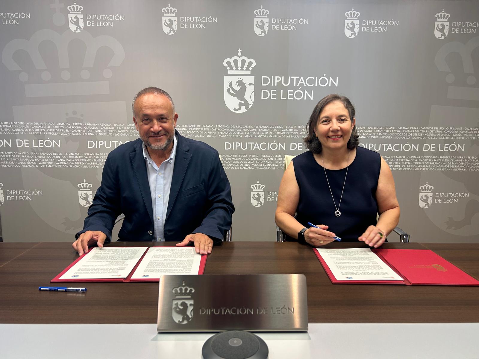 Gerardo Álvarez Courel y María Monstserrat San José Cabezas durante la firma del convenio. | L.N.C.