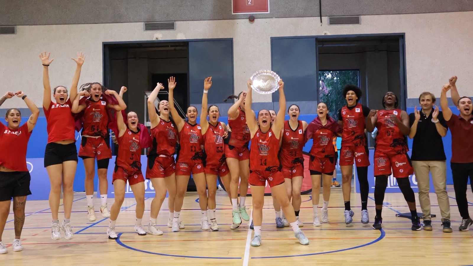 El Baloncesto Femenino León ascendió por primera vez en su historia a Liga Challenge, la categoría de plata del baloncesto femenino. BF LEÓN El Baloncesto Femenino León ascendió por primera vez en su historia a Liga Challenge, la categoría de plata del baloncesto femenino. BF LEÓN