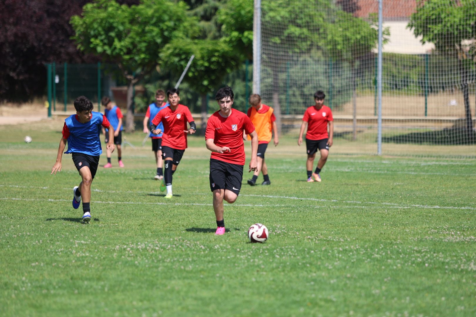 El Atlético de Madrid repitió su campues de verano en León en una segunda edición con todavía más diversión, convivencia y mucho fútbol. REPORTAJE GRÁFICO FERNANDO OTERO (4) El Atlético de Madrid repitió su campues de verano en León en una segunda edición con todavía más diversión, convivencia y mucho fútbol. REPORTAJE GRÁFICO FERNANDO OTERO (4)
