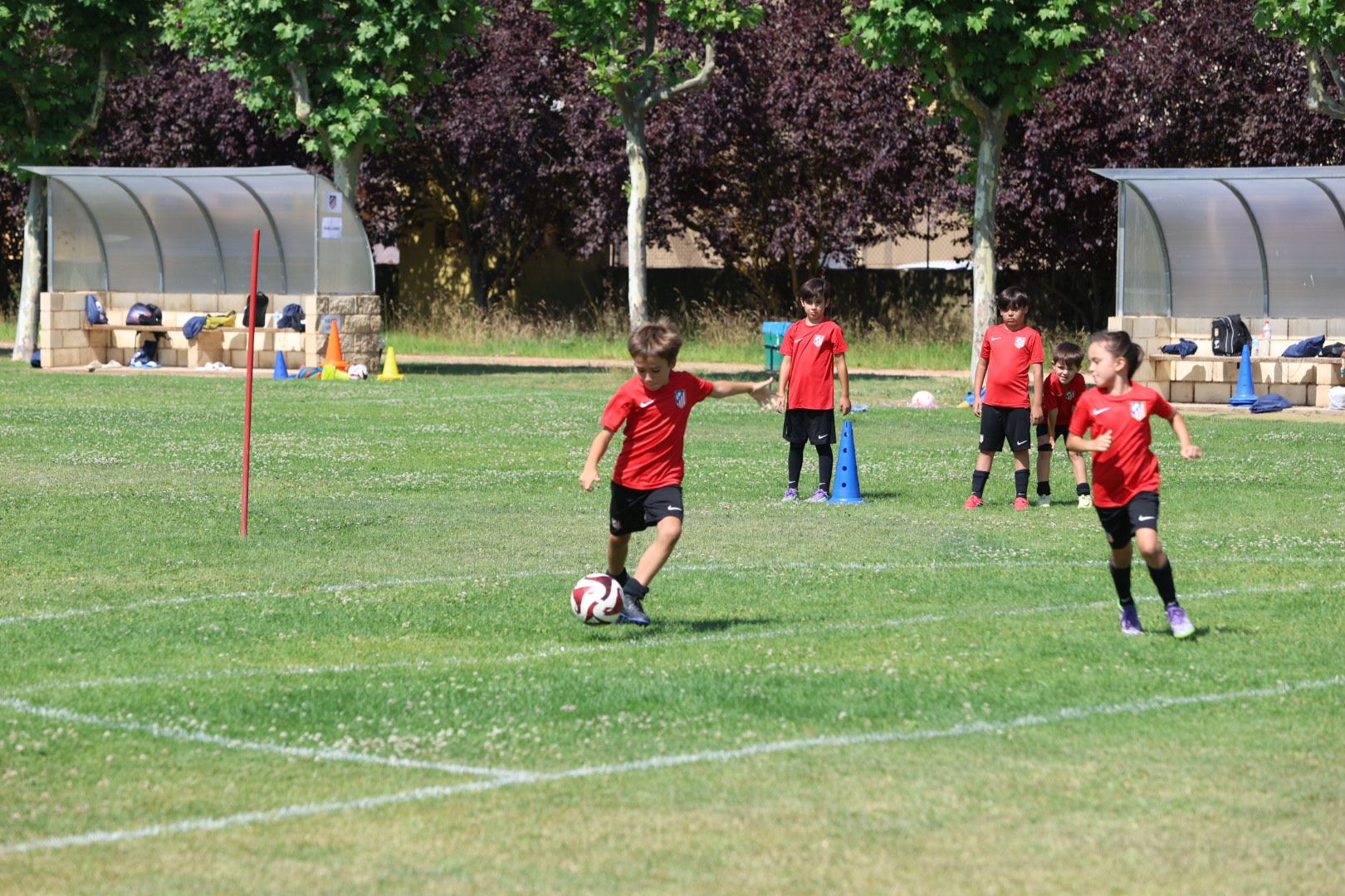 El Atlético de Madrid repitió  su campues de verano en León en una segunda edición con todavía más diversión, convivencia y mucho fútbol. REPORTAJE GRÁFICO FERNANDO OTERO (3)