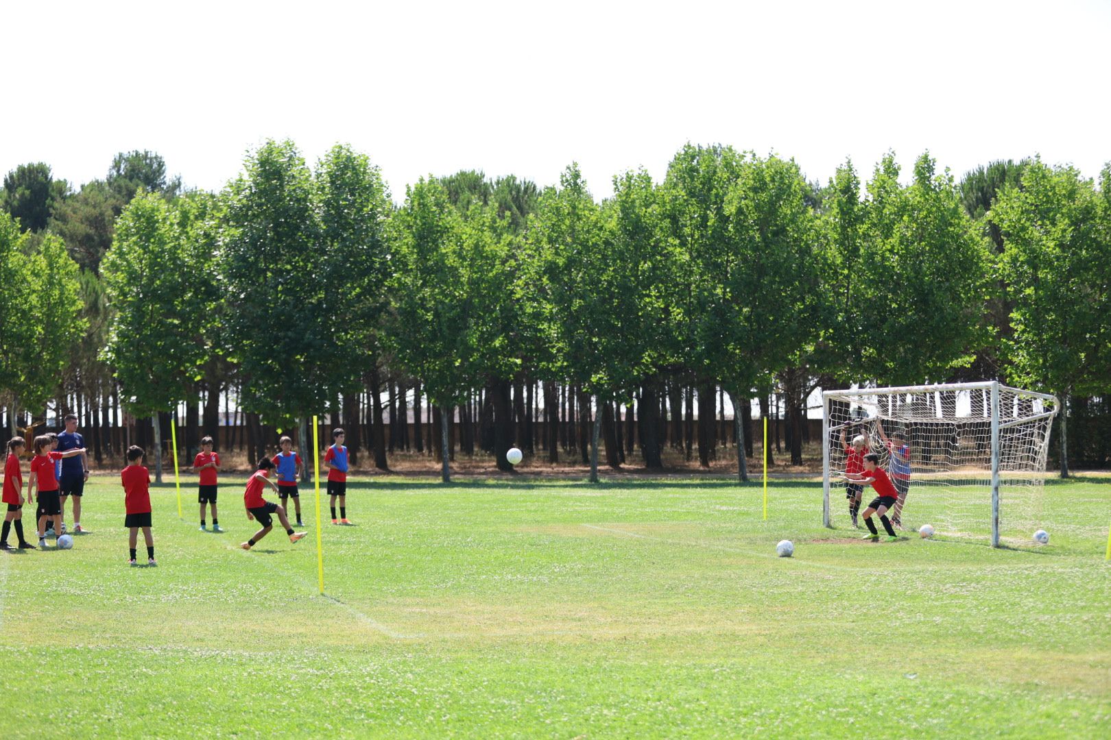 El Atlético de Madrid repitió  su campues de verano en León en una segunda edición con todavía más diversión, convivencia y mucho fútbol. REPORTAJE GRÁFICO FERNANDO OTERO (5)