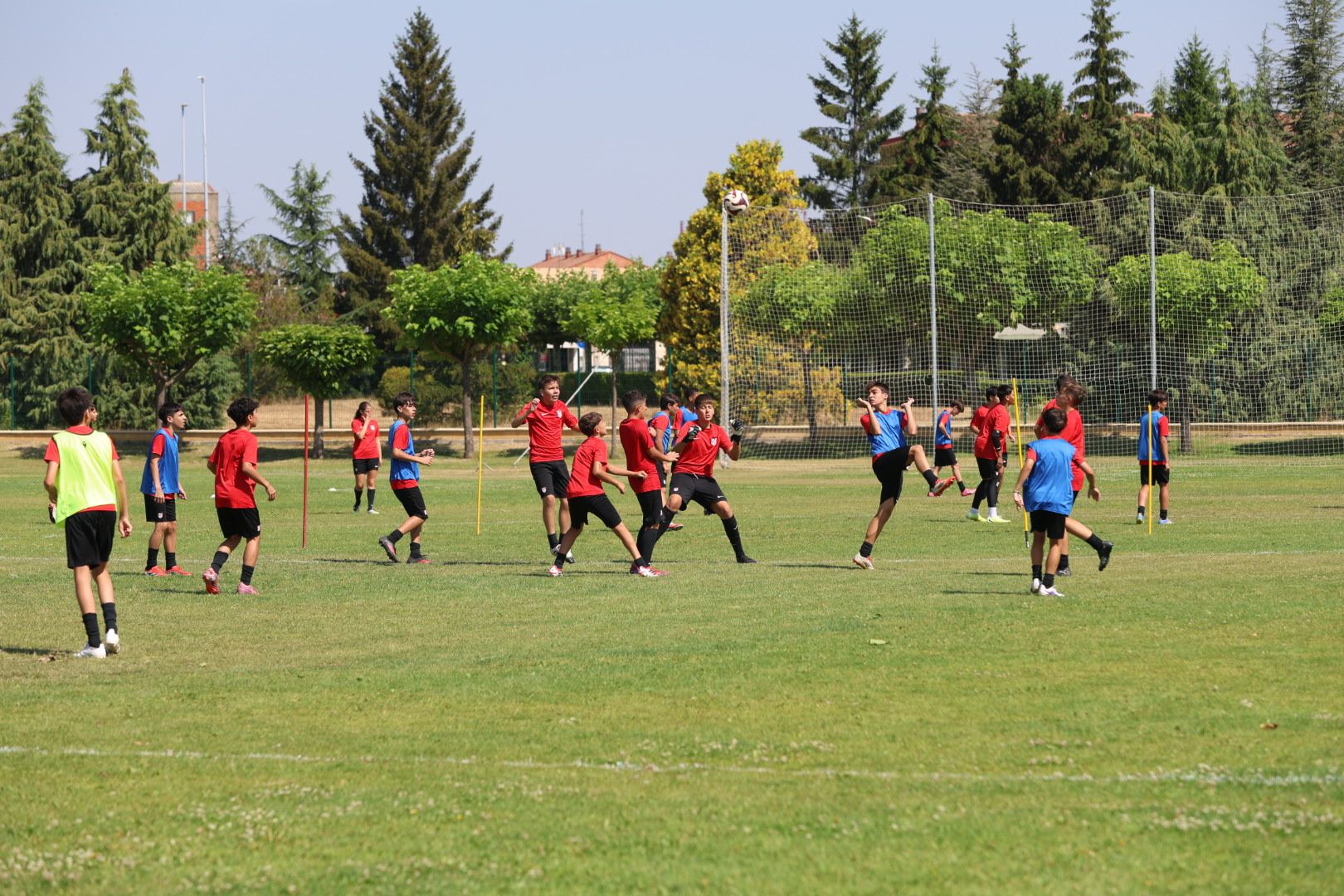 El Atlético de Madrid repitió  su campues de verano en León en una segunda edición con todavía más diversión, convivencia y mucho fútbol. REPORTAJE GRÁFICO FERNANDO OTERO (10)