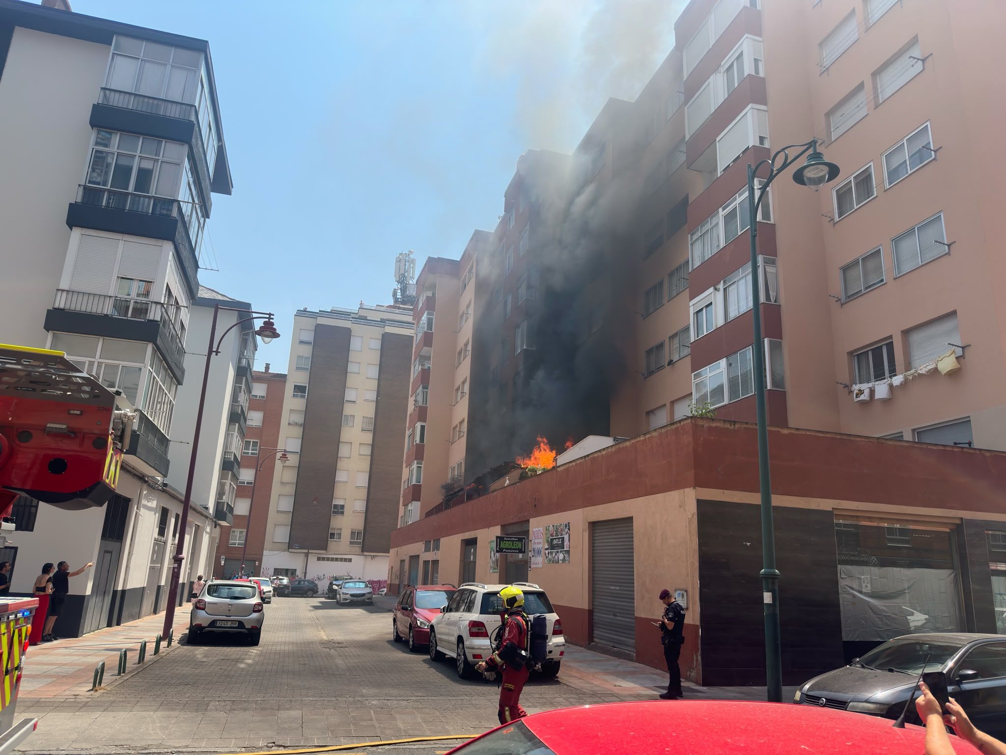 Una persona atendida tras un incendio en una terraza de una vivienda de León. Una persona atendida tras un incendio en una terraza de una vivienda de León.
