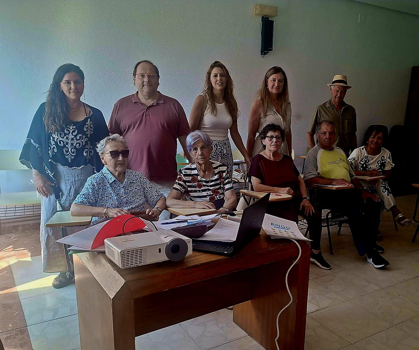 Javier Carrera visitando las actividades de este programa junto a Yolanda García y Elena Bailez. | L.N.C.