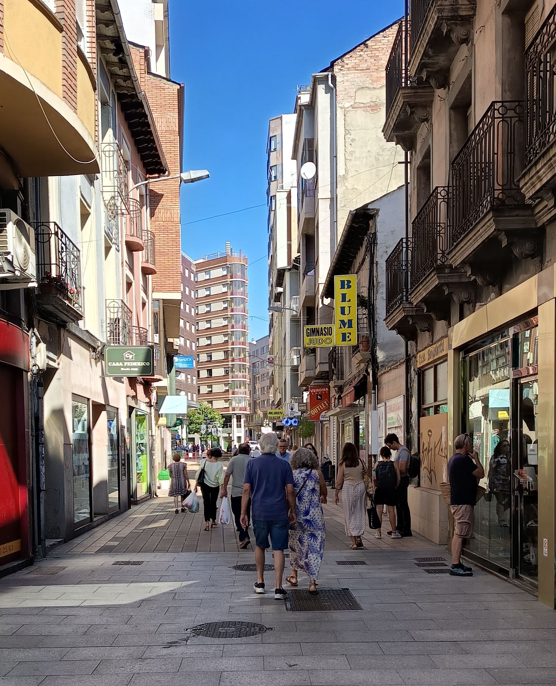 El edificio Uria, al fondo, permita identificar qué calle de la ciudad se trata.