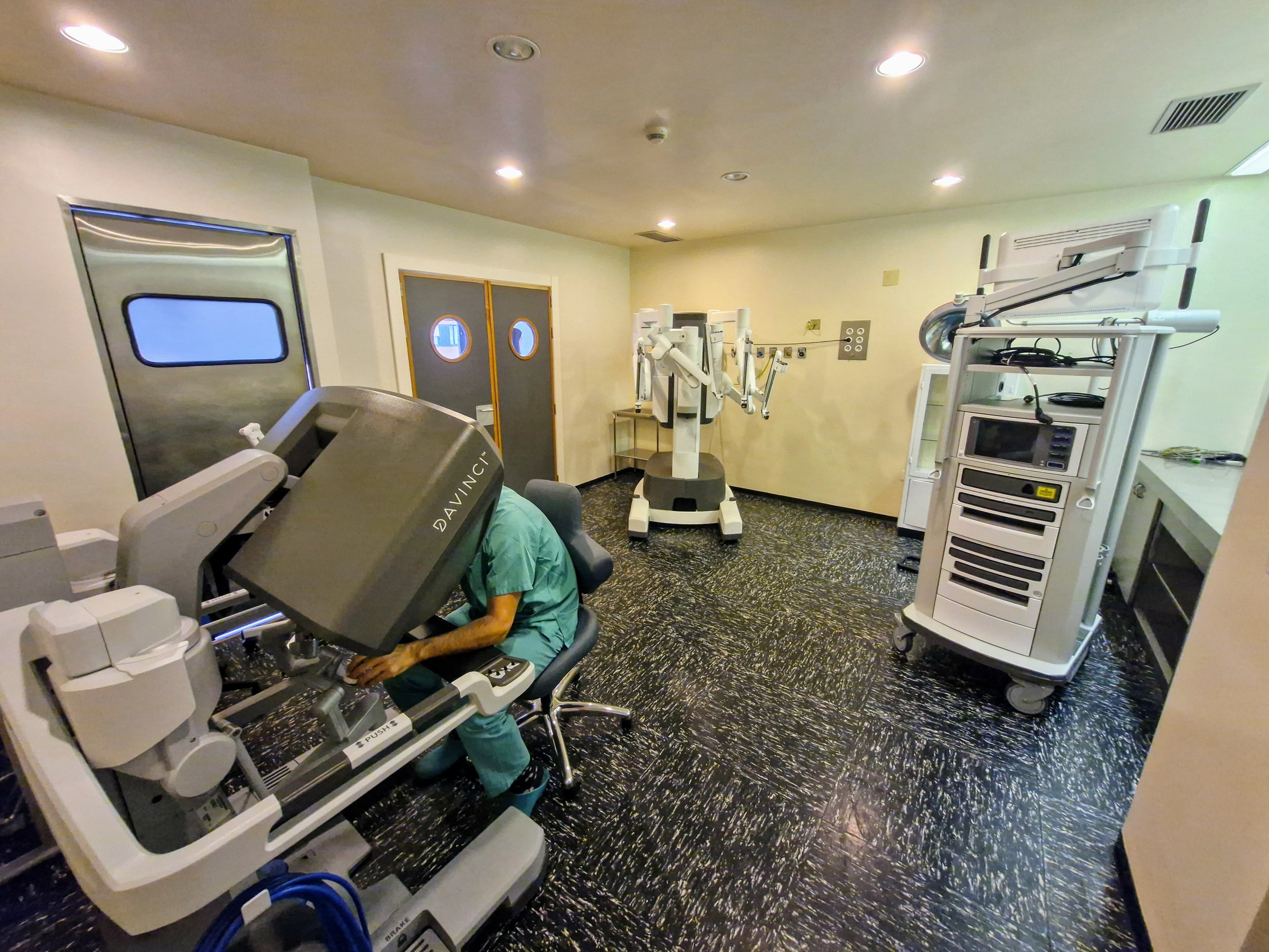 El jefe del servicio, Óscar Miranda, con el robot Da Vinci en el Hospital El Bierzo. | L.N.C.