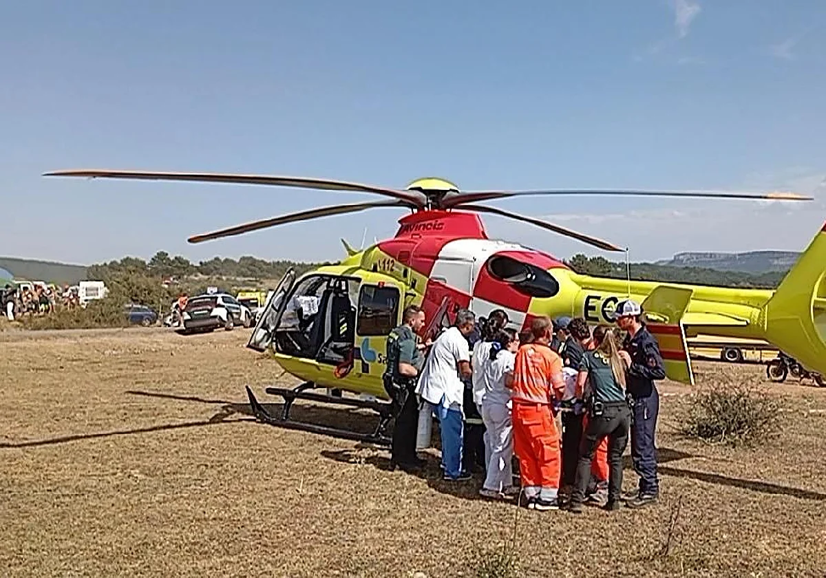 Sanitarios evacúan a la joven herida en el accidente en helicóptero | ABC