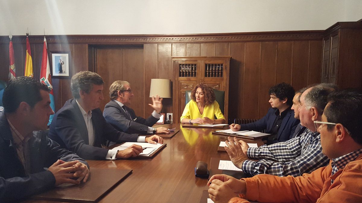 Reunión de los profesionales en el Ayuntamiento de Ponferrada. | L.N.C.