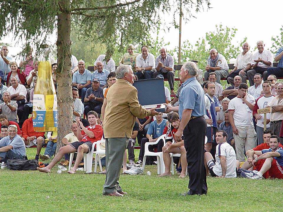 Felipe León, un deportista de gran potencia, calidad e impresionante planta;y junto a su hermano Ubaldo, también luchador como él. |HISTORIA LUCHA LEONESA