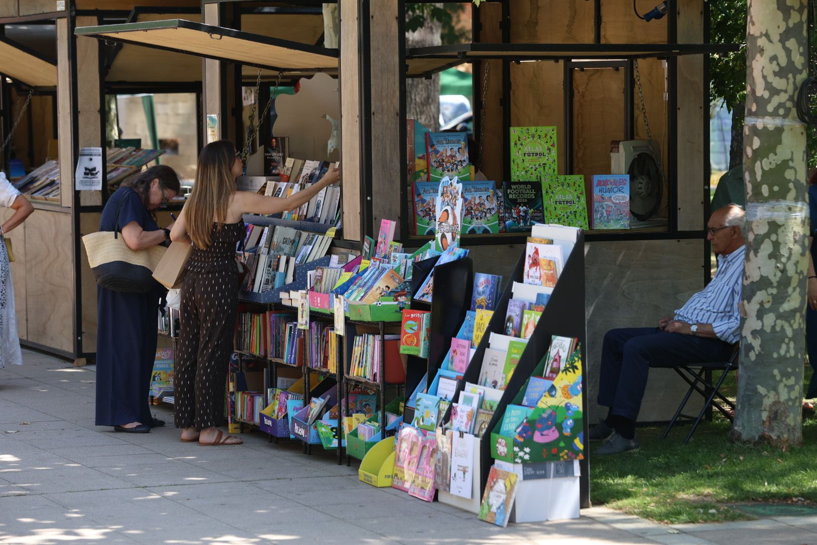 Libros y circo se adueñan de Coyanza. | FERNANDO OTERO