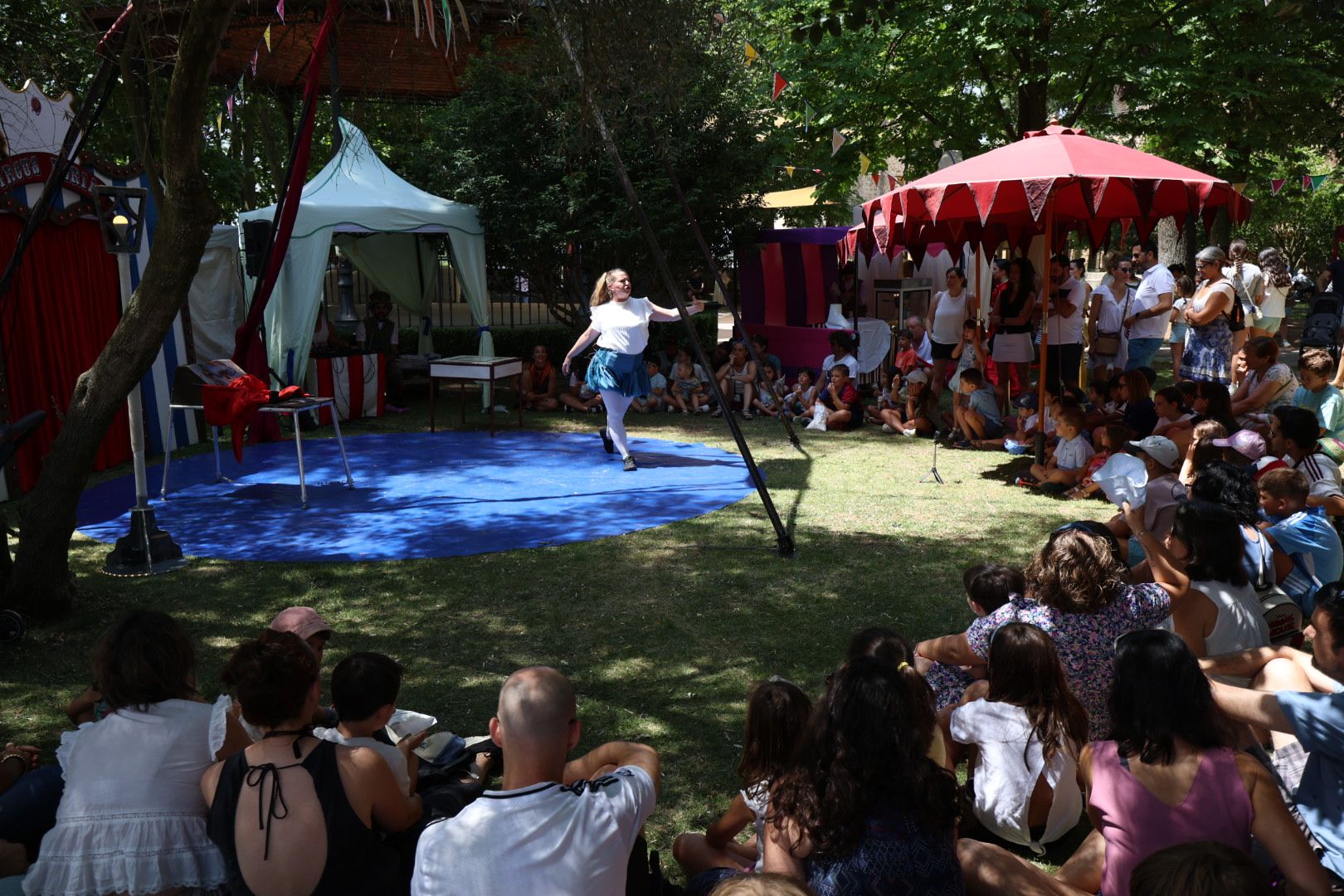 Libros y circo se adueñan de Coyanza. | FERNANDO OTERO