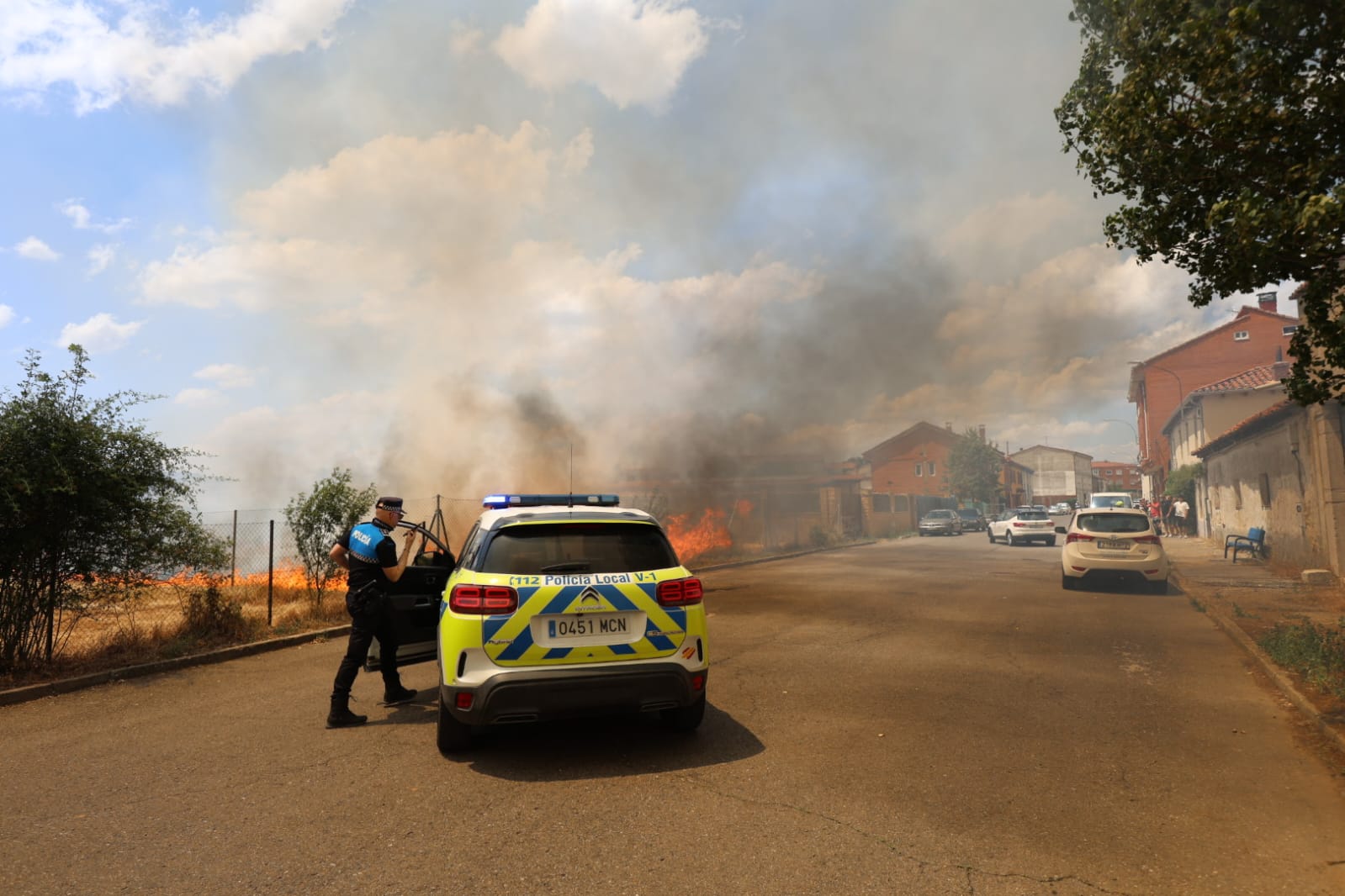 Gran humareda por un incendio forestal en Navatejera este domingo. | FERNANDO OTERO