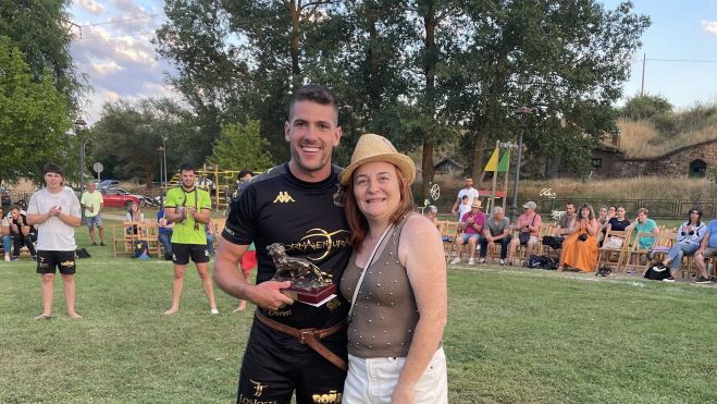Tomasuco en su medio natural, recibiendo el premio de Campeón de manos de la alcaldesa de Cuadros / FERNANDO OTERO Tomasuco en su medio natural, recibiendo el premio de Campeón de manos de la alcaldesa de Cuadros / FERNANDO OTERO