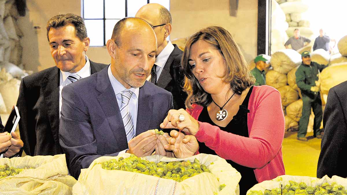 La consejera de Agricultura de la Junta de Castilla y León durante su visita a la planta de Hopsteiner. | DANIEL MARTÍN