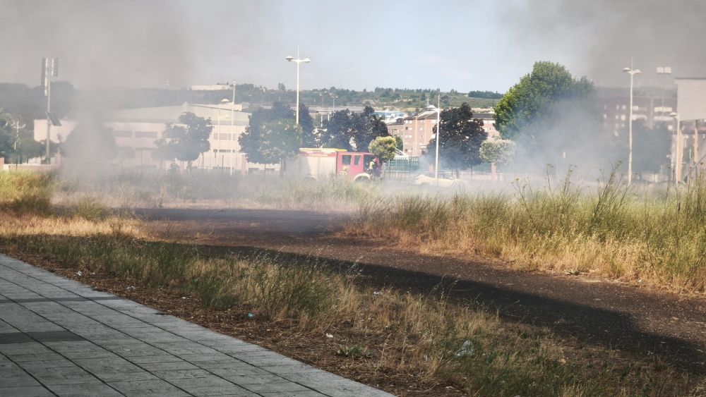 Incendio en el solar cercano a El Toralín, en Ponferrada | L.N.C.