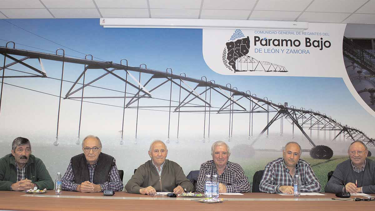 Representantes de las comunidades de regantes del Páramo y Ferduero durante el encuentro celebrado este martes para pedir soluciones a la CHD. | T.G.