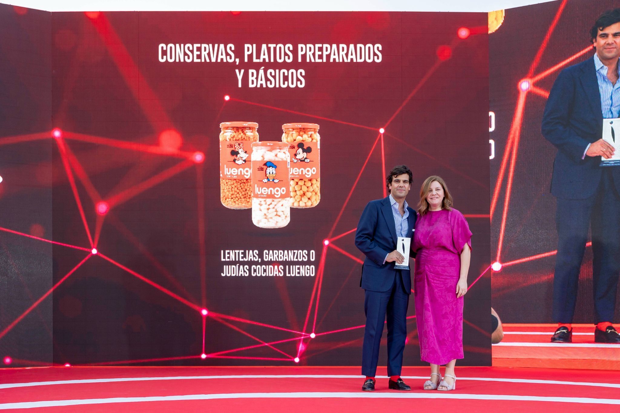 Ana Belén Pérez, gerente de Alimentación Seca, Salada y Mascotas de Carrefour, hace entrega del premio a Pedro Luengo Fernández, CEO de Luengo. |L.N.C.