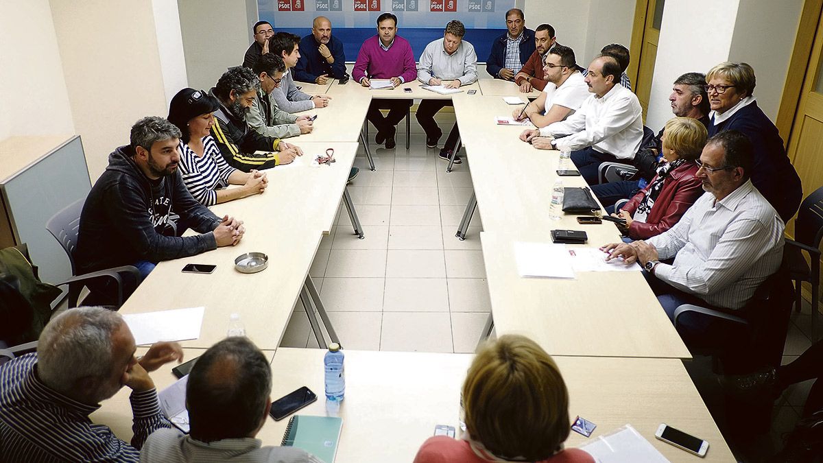 Reunión de la Ejecutiva provincial del PSOE celebrada este martes en la sede de la capital leonesa. | DANIEL MARTÍN
