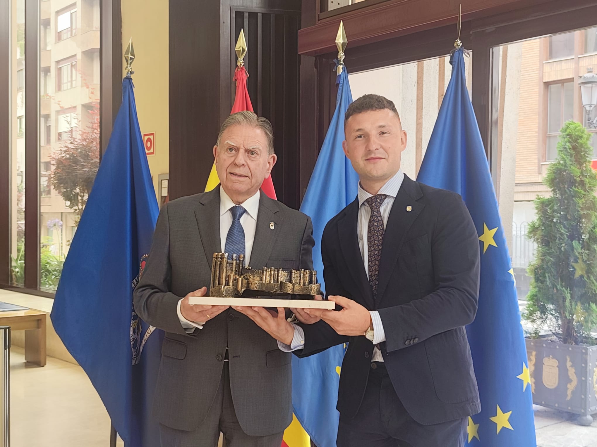 Alfredo Canteli recibiendo la réplica del castillo de manos de Ángel Pérez Muñoz. | L.N.C.