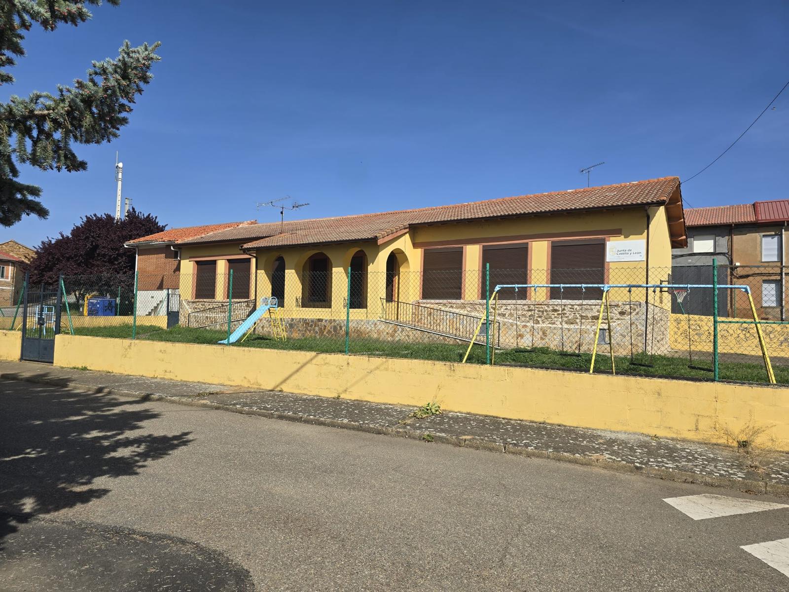 Vista actual de las antiguas escuelas de Destriana. | L.N.C. Vista actual de las antiguas escuelas de Destriana. | L.N.C.