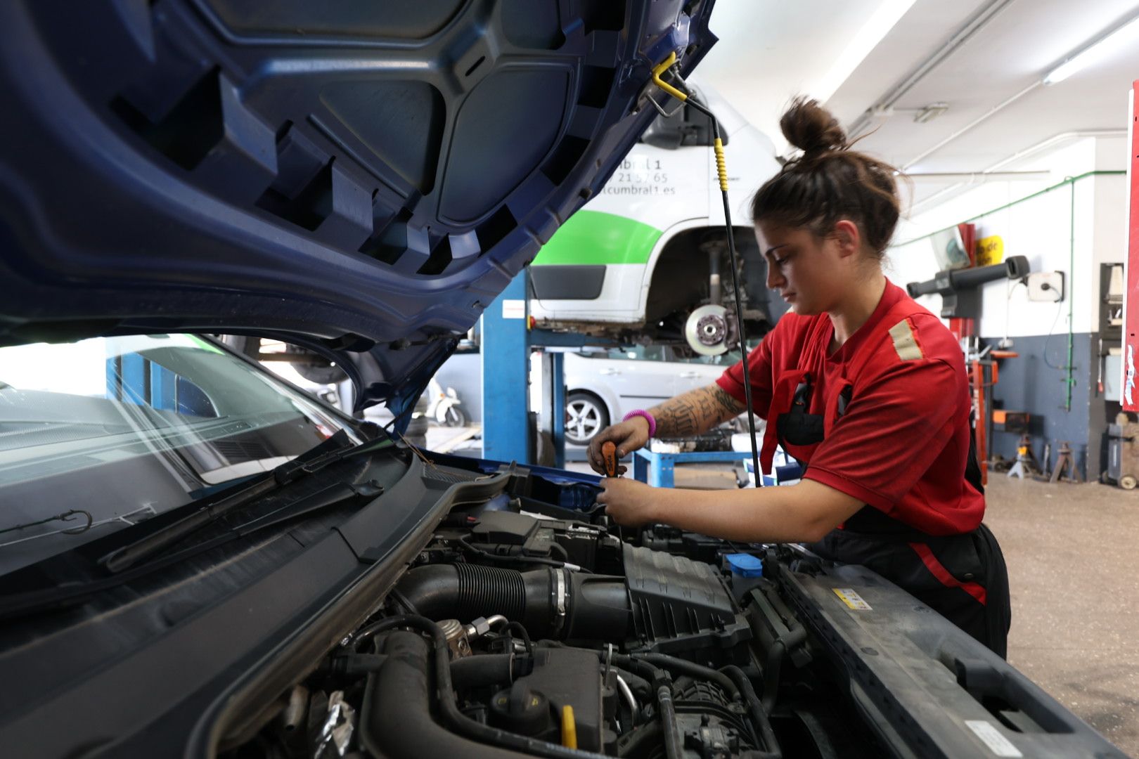 Una trabajadora de Auto Ruedas Velmar trabajando durante este verano en la reparación de un vehículo. | FERNANDO OTERO Una trabajadora de Auto Ruedas Velmar trabajando durante este verano en la reparación de un vehículo. | FERNANDO OTERO