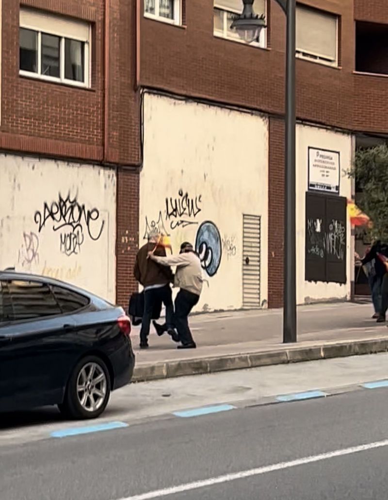 Momentos de la patada propinada a Olegario Ramón.