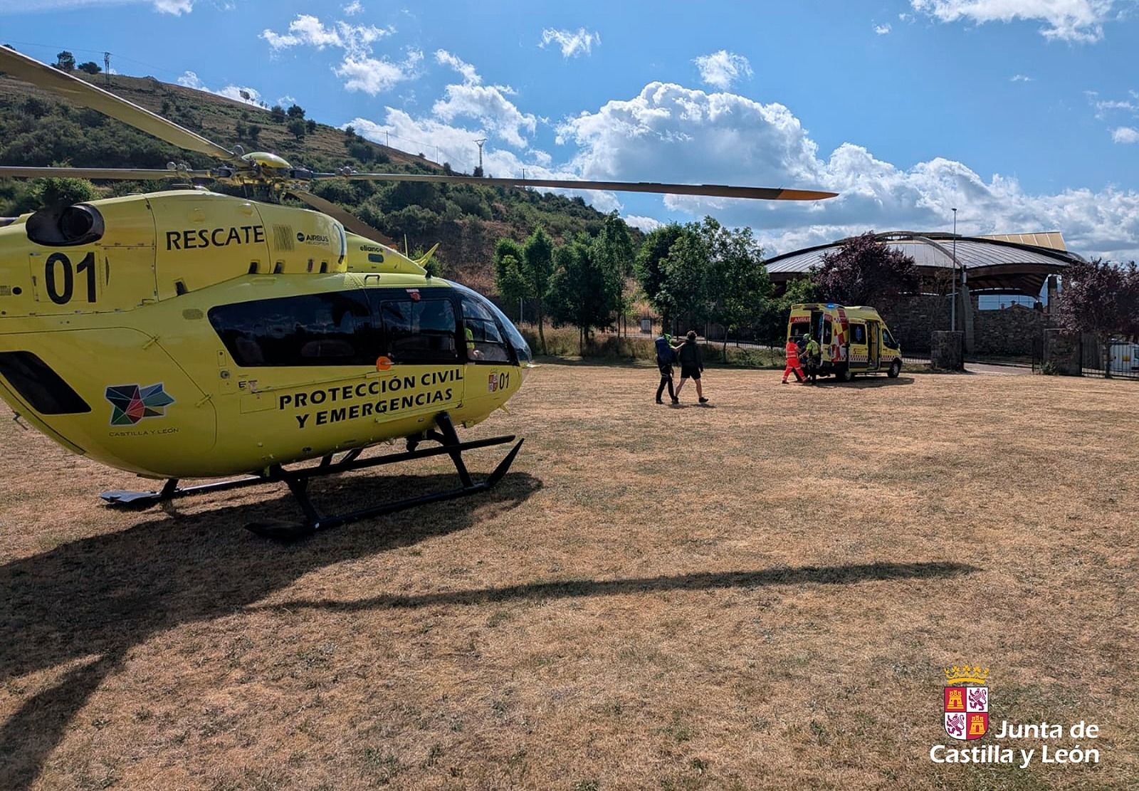 Rescate esta mañana de una montañera indispuesta en el Verón del Corbo, en Posada de Valdeón. | L.N.C.