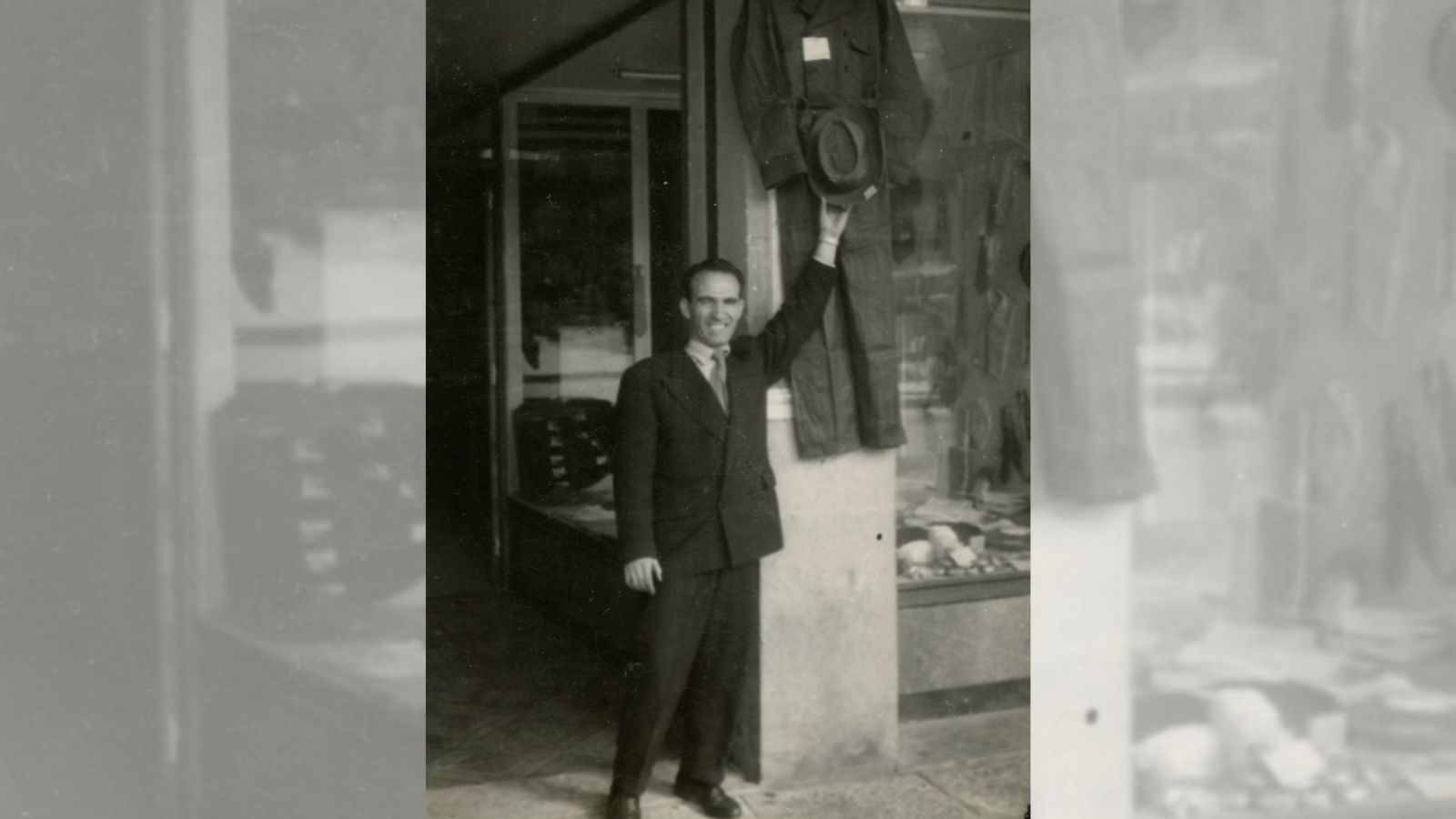 Jesús Alonso Villalobos abrió le primera tienda en la plaza Mayor en 1955. Jesús Alonso Villalobos abrió le primera tienda en la plaza Mayor en 1955.