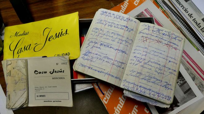 Recuerdos de un ayer funda amarilla para medias de gran calidad y libreta de deudores. GREGORIO F. CASTAÑÓN Recuerdos de un ayer funda amarilla para medias de gran calidad y libreta de deudores. GREGORIO F. CASTAÑÓN