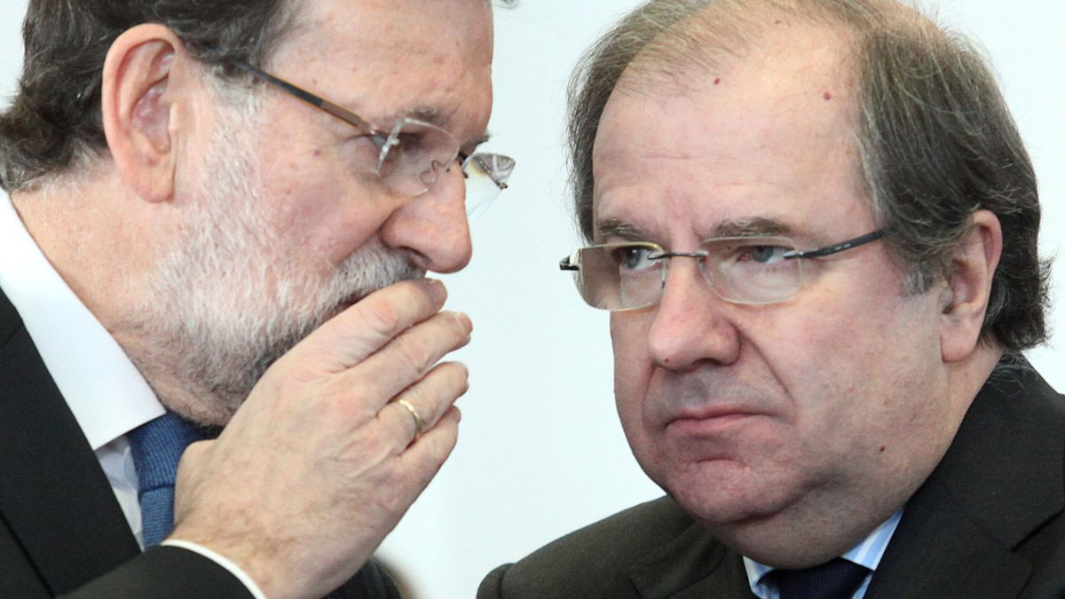 El presidente del Gobierno, Mariano Rajoy , y el de la Junta, Juan Vicente Herrera , conversan durante su visita. | ICAL