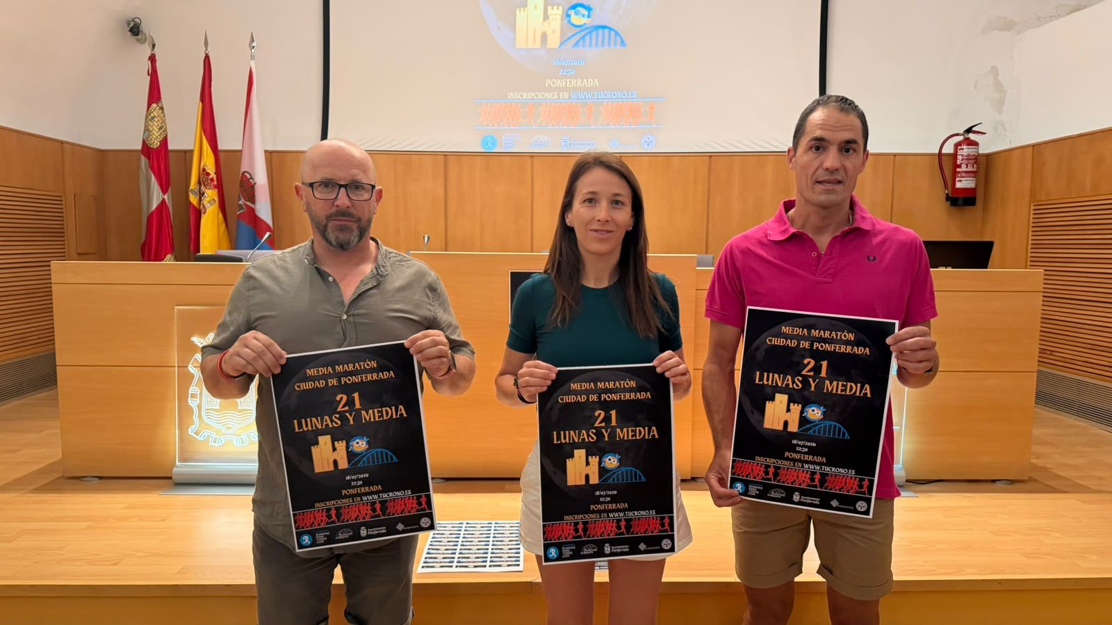 Uno de los momentos de la presentación de las 21 Lunas y Media en el Museo de la Radio de la Ponferrada. QUINITO Uno de los momentos de la presentación de las 21 Lunas y Media en el Museo de la Radio de la Ponferrada. QUINITO