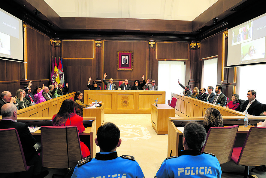 Imagen de una sesión plenaria en el Ayuntamiento de León. | CARLOS S. CAMPILLLO (ICAL)