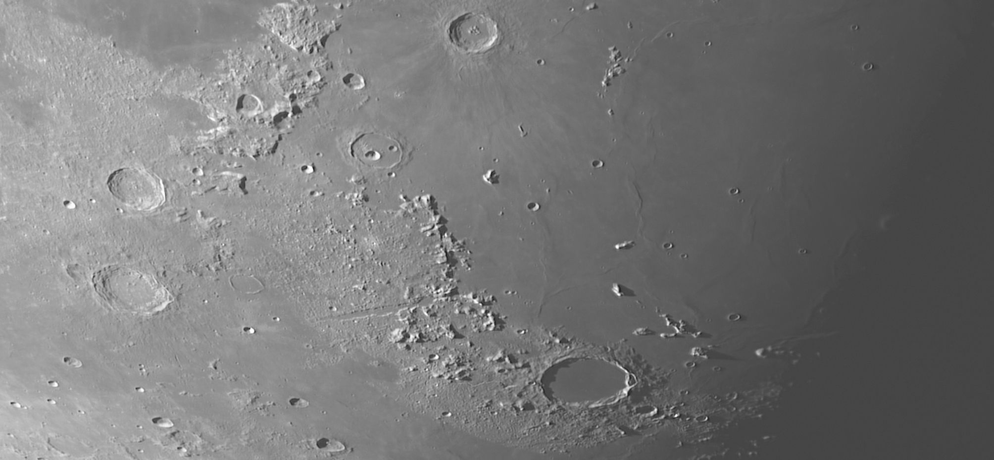 La observación de la Luna es un auténtico espectáculo. | PAUL LLAMAZARES GARCÍA