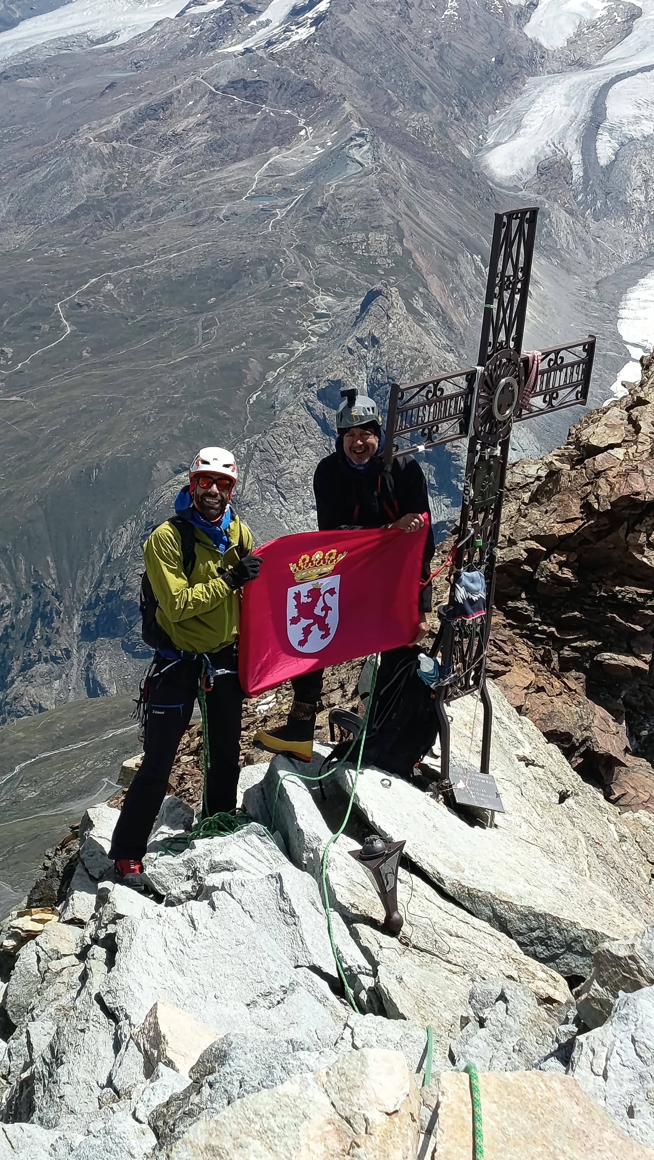 Goyo junto a uno de sus acompañantes en los más alto del Pico Cervino, una de las montañas más ecigentes y valoradas por los alpinistas. L.N.C. Goyo junto a uno de sus acompañantes en los más alto del Pico Cervino, una de las montañas más ecigentes y valoradas por los alpinistas. L.N.C.