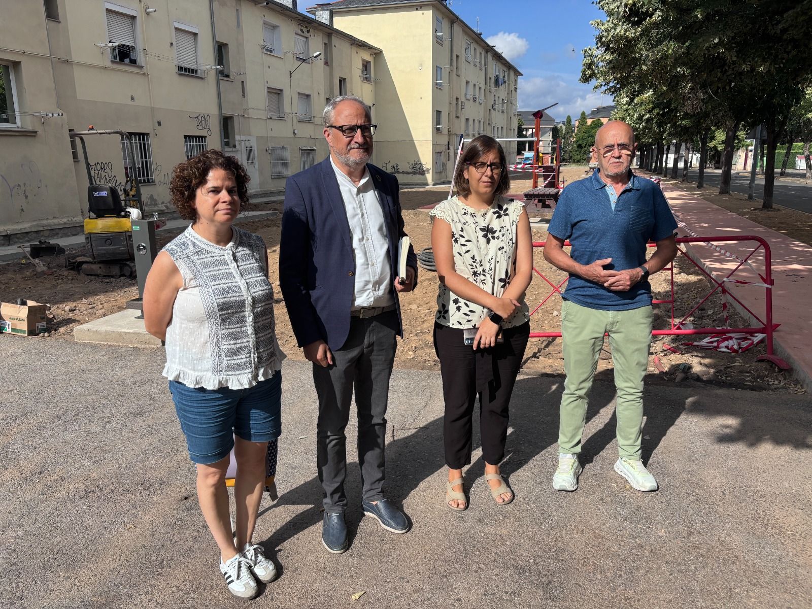Rueda de prensa del Grupo Municipal Socialista frente a las antiguas carboneras. | JAVIER FERNÁNDEZ